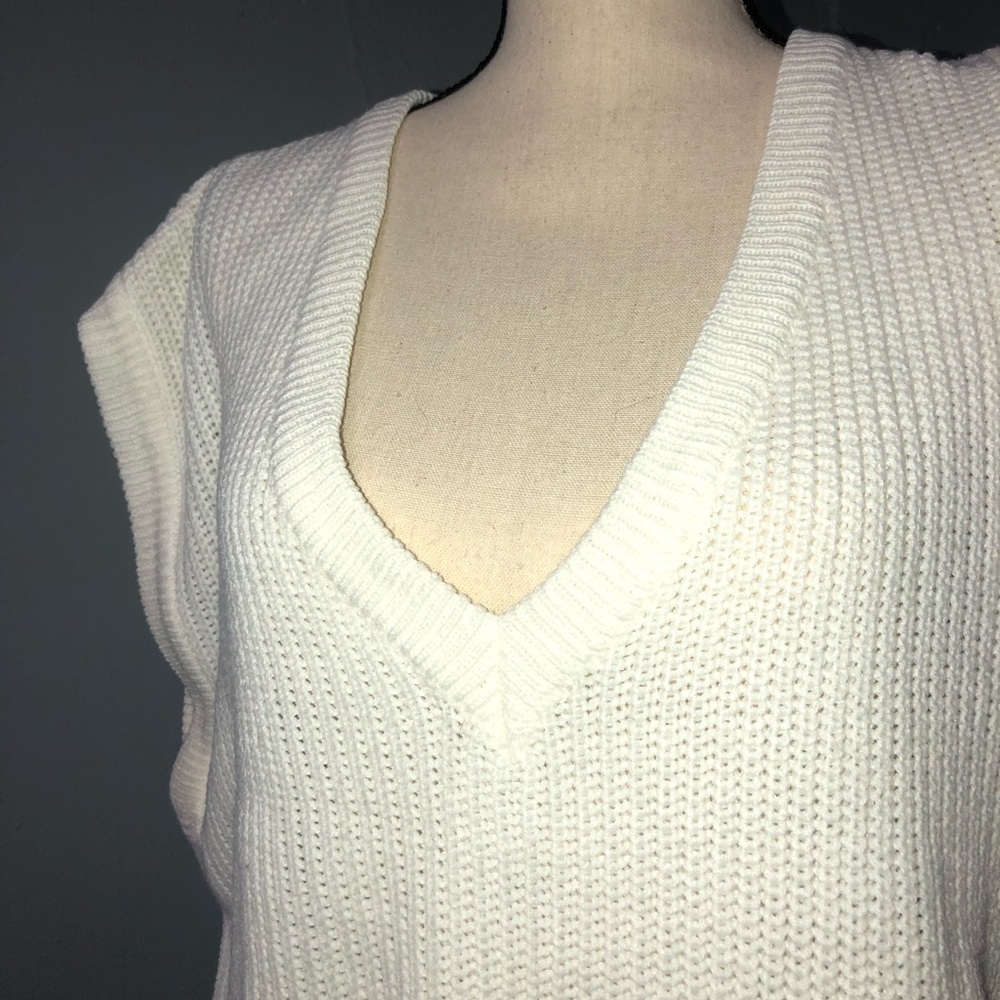 VINTAGE | RADISHES & ROSES | SLEEVELESS SWEATER - Picture 2 of 5